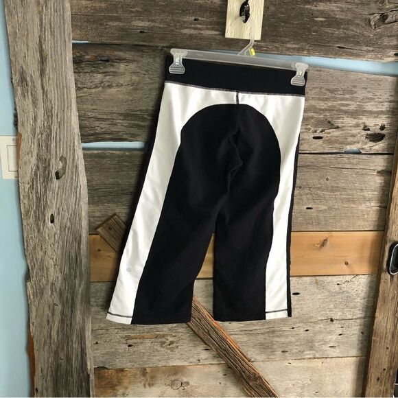 𝅺lululemon Size 4 Black/White Capri Pants - Picture 3 of 5